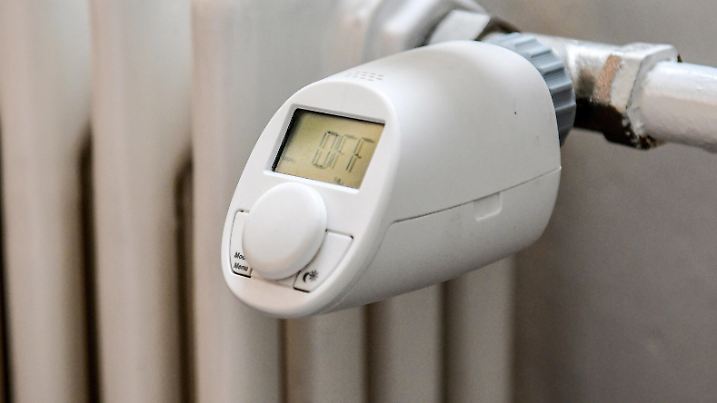 Drehen am Heizventil kann in diesem Winter teuer werden. Gas und Strom sind kostspielig wie lange nicht mehr , die Verbraucher muessen tiefer in die Tasche greifen. *** Turning the heating valve can be expensive this winter Gas and electricity are more expensive than they have been in a long time, and consumers will have to dig deeper into their pockets. heating costs are rising, Berlin, Nov.27,2021