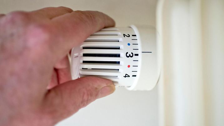  Am Thermostat drehen Heizkosten Heizung Heizungskosten Miete Mietkosten Mietnebenkosten Nebenkosten heizen Thermostat Heizungsthermostat Wärme Kälte wohnen Wohnung Heizkosten Energiebedarf Heizkostenabrechnung Heizperiode Heizkörper Heizungsanlage Gaspreis Gasheizung Ölpreis Ölheizung Fernheizung Fernwärme Betriebskosten Temperatur Temperaturregler Heizungsregler CO2 Steuer Abgabe Preis Heizkostenabgabe Klimaschutz energetische Sanierung 20220222ad119 Hamburg Hamburg Deutschland Germany *** Turn the thermostat heating costs heating costs rent rent costs ancillary costs heating thermostat heating thermostat heat cold living apartment heating costs energy demand heating cost account heating period radiator heating system gas price ga Copyright: xAchimxDuwentästerx