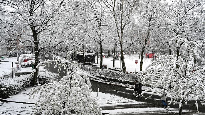 Wintereinbruch in Hamburg, Blick auf den Großneumarkt mit Schnee am letzten Tag im März. Hamburg, 31.03.2022 xxxMatthiasWehnertxxx Großneumarkt in Hamburg mit Schnee, Hamburg Hamburg Deutschland Hamburg *** Winter onset in Hamburg, view of the Großneumarkt with snow on the last day in March Hamburg, 31 03 2022 xxxMatthiasWehnertxxx Großneumarkt in Hamburg with snow, Hamburg Hamburg Germany Hamburg