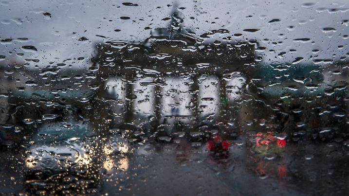 Regentropfen hängen am 14.04.2016 in Berlin an einer Autoscheibe. Im Hintergrund ist das Brandenburger Tor zu erkennen. Foto: Sophia Kembowski/dpa +++(c) dpa - Bildfunk+++