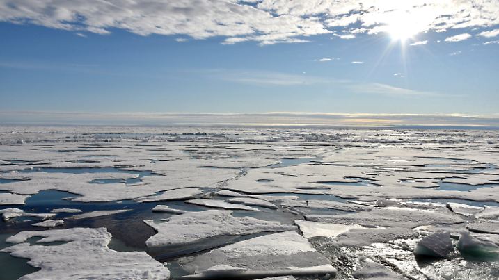 ARCHIV - 16.08.2015, ---, Nordpol: Auf dem Arktischen Ozean am Nordpol schwimmen Eisplatten. Das militärische Vorgehen Russlands wirkt sich nach Angaben von Nato-Generalsekretär Stoltenberg auch auf die Arktis aus. (Zu dpa "Stoltenberg: Neue Sicherheitslage wegen Russland auch in der Arktis") Foto: Ulf Mauder/dpa +++ dpa-Bildfunk +++