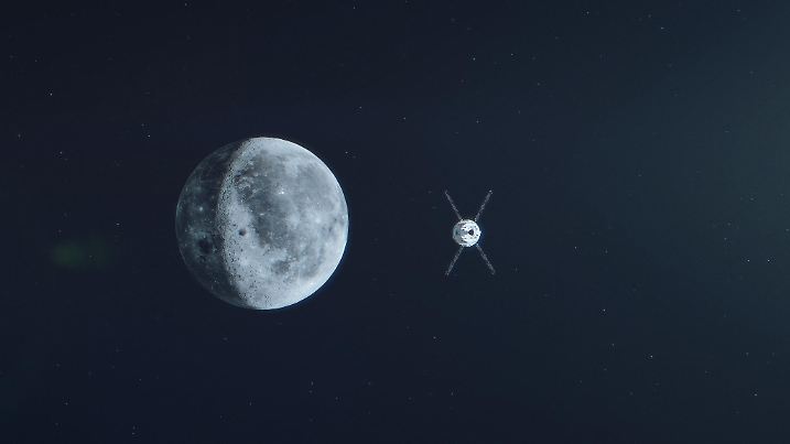Orion-Raumfähre auf dem Weg zum Mond
