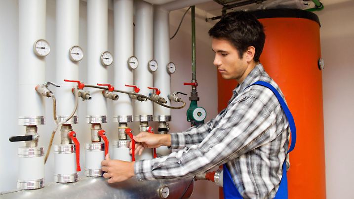  Junger Heizungs Techniker in Heizraum bei Heizanlage, MR: YES McPBBO *** Young heating technician in boiler room at Heizanlage, MR YES McPBBO McPBBO