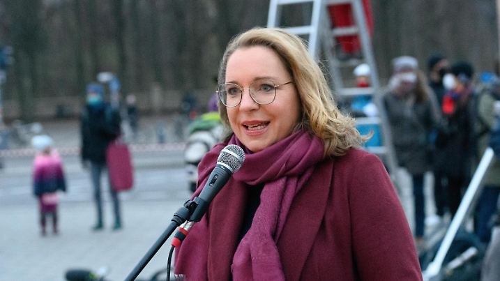 133/ Prof. Dr. Claudia Kemfert von den Scientists For Future, Gutachterin beim IPCC und Leiterin der Abteilung Energie, Verkehr und Umwelt am Deutschen Institut fuer Wirtschaftsforschung, spricht bei der #FightFor1Point5-Demonstration von FridaysForFuture zum fuenften Jahrestag des Pariser Abkommens am Brandenburger Tor, Berlin, 11.12.20,