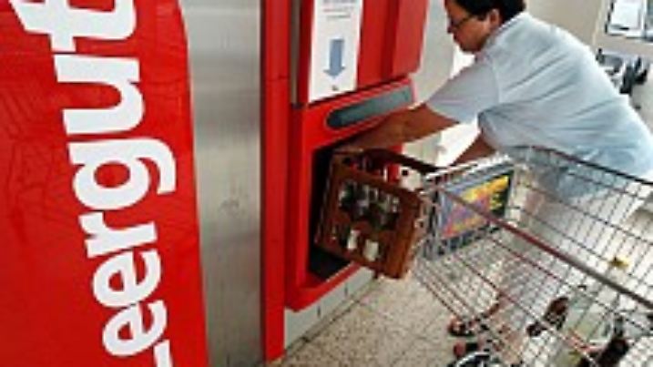 ARCHIV - Eine Frau stellt im oberpfälzischen Regensburg einen Kasten mit leeren Flaschen in einen Pfandautomaten (Archivfoto vom 24.07.2003). Trotz Einführung des 25-Cent-Pflichtpfandes auf Einwegflaschen Anfang 2003 haben sich die Verbraucher Untersuchungen zufolge immer mehr von Mehrweg-Getränkeflaschen abgewandt. Das bestätigten laufende Erhebungen, sagte der Experte der GfK- Marktforschungs-Gesellschaft (Nürnberg), Birnbaum, der Deutschen Presse-Agentur dpa. Die Deutsche Umwelthilfe (DUH) sieht die Mehrweg-Systeme akut bedroht. Sie forderte deshalb neben dem Pflichtpfand weitere 20 Cent als Klimaschutzabgabe auf Getränkedosen, PET-Plastik und sonstige ökologisch nachteilige Einweg-Getränkeverpackungen. Foto: Armin Weigel dpa/lbn (zu dpa 0508) +++(c) dpa - Bildfunk+++