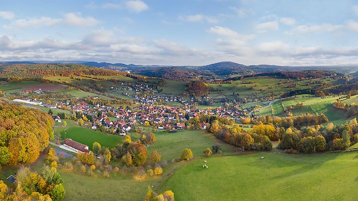  05.11.2020, Sinntal Züntersbach im Main-Kinzig-Kreis Die kleine Ortschaft Züntersbach ist im nördlichen Main-Kinzig-Kreis und gehört zu der Gemeinde Sinntal. Eingebettet in der Natur der Rhön. Züntersbach Sinntal / Main-Kinzig-Kreis Hessen Deutschland *** 05 11 2020, Sinntal Züntersbach in the Main Kinzig district The small village Züntersbach is in the northern Main Kinzig district and belongs to the municipality Sinntal Embedded in the nature of the Rhön Züntersbach Sinntal Main Kinzig district Hessen Germany