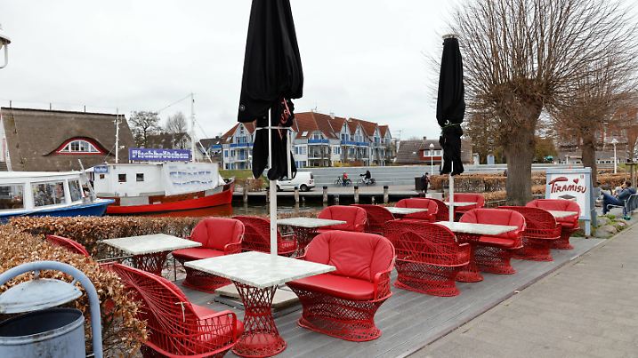 Zingst_Gastronomie 24.04.2022, Zingst, Ostsee, Darß, kurz nach Beendigung der Coronaeinschränkungen und kühlem Wetter ist die Aussengastronomie noch wenig gefragt. Freisitze im Hafen *** Zingst gastronomy 24 04 2022, Zingst, Baltic Sea, Darß, shortly after the end of the corona restrictions and cool weather, outdoor gastronomy is still little in demand outdoor seating in the harbor