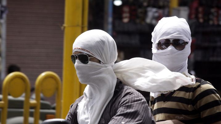 Indian commuters protect themselves with cotton clothes from scorching heat in Bhopal in Madhya Pradesh, India on 27 May 2010. Many parts of north and east India continued to reel under a heat wave and water shortage with the mercury nearing a scorching 47 degrees Celsius. Many deaths have been reported from various places due to the intense heat. EPA/SANJEEV GUPTA  +++(c) dpa - Bildfunk+++