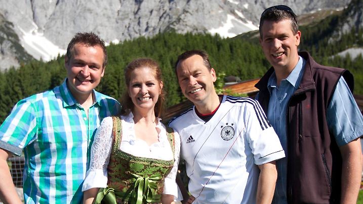 Das Bild zeigt Maxi Biewer mit den Wetterkollegen Bernd Fuchs, Christian Haeckl und Björn Alexander