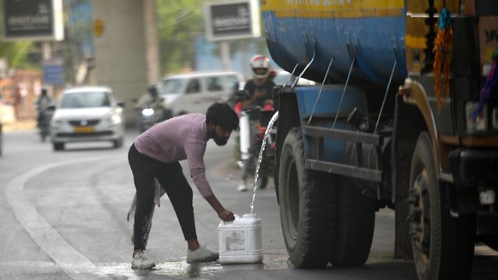NEW DELHI, INDIA - MAY 2: A man fills water from a parked water tanker on a hot summer day at Chhatarpur on May 2, 2022 in New Delhi, India. Heatwave conditions are expected to continue over Delhi and adjacent regions for the next three days, whereas dust storm or thunderstorms are expected in isolated places over Haryana, Chandigarh and the national capital between May 2 and May 4, according to the India Meteorological Department. Photo by Amal KS/Hindustan Times Delhi NCR Battles Heatwave Conditions PUBLICATIONxNOTxINxIND