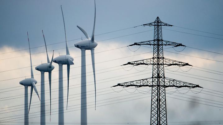 ARCHIV - 21.02.2014, Niedersachsen, Hannover: Windräder und ein Strommast stehen in der Region Hannover. Der voraussichtliche Verlauf der Stromtrasse Suedlink über 700 Kilometer von Nord- nach Süddeutschland wird konkreter. (zu dpa "Stromtrassenpläne konkret: Netzbetreiber legen Suedlink-Vorschlag vor") Foto: Julian Stratenschulte/dpa +++ dpa-Bildfunk +++