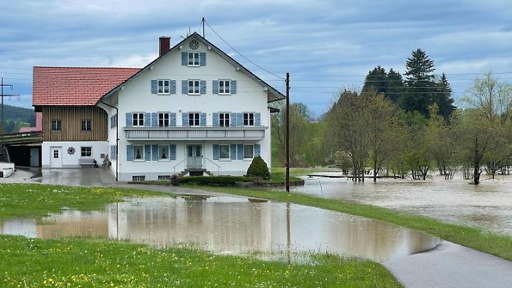 News Bilder des Tages ID 586 Die Wetterkontraste können aktuell in Deutschland nicht größer sein. Norddeutschland ächzt unter einer Dürreperiode. So gut wie keinen Niederschlag ist in den letzten Wochen hier gefallen. Süddeutschland befürchtet schon wieder ein Hochwasser. Seit Tagen ziehen über Deutschland starke Gewitter hinweg. Besonders heftig wüteten die Unwetter am Donnerstagabend im Westallgäu. Der Wetterdienst warnt mit einer Unwetterwarnung vor Starkregen, Hagel und Überschwemmungen. In dem Örtchen Gerholz trat die Untere Argen über die Ufer und brachte örtliche Überflutungen mit sich. Aber nicht nur Wasser war ein Problem, sondern auch jede Menge Hagel. Eine regelrechte Winterlandschaft legte sich über die Ortschaft Weitnau. Blumen und Gemüse wurden v
