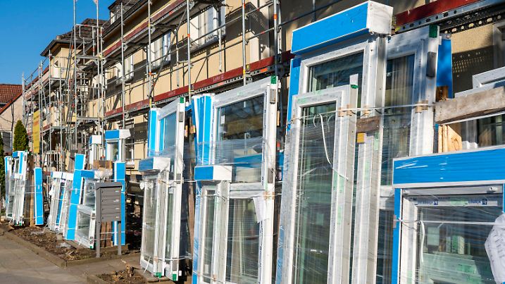 Energetische Sanierung von Wohnhäusern, älteres Mehrfamilienhaus ist eingerüstet, bekommt eine Wärmedämmung und neue Fenster, Deutschland
