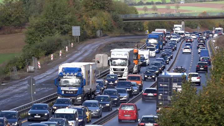  Nadelöhr A7: Langes Staus zum Ferienbeginn - Supertotale Stau Die Bundesautobahn 7 wird erneut zum Nadelöhr für Urlaubsreisende: Im Bereich der Mammut- Baustelle zwischen dem Dreieck Salzgitter und Göttingen staut sich der Verkehr vor den Baustelleinfahrten derzeit mehrere Kilometer in beide Richtungen. In mehreren Bundesländern beginnen heute die Herbstferien. Erfahrungsgemäß dürfte es auch morgen voll werden. / A7, BAB7, Autobahn, Bundesautobahn, Baustelle, Stau, Ferienbeginn, Feienende, Herbstferien, Urlaub, Verkehrschaos, Seesen, Echte, Northeim, Hamburg, Kassel, Niedersachsen, Hannover, Hildesheim Echte Niedersachsen Deutschland *** Needle eye A7 Long traffic jam at the start of the holidays Super-total traffic jam The federa Copyright: xMartinxDziadekx