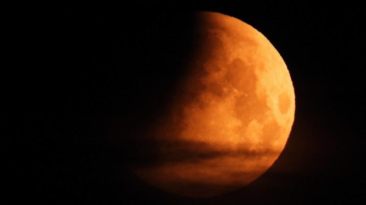 16.05.2022 xkhx Natur, Monfinsternis, Blutmond Beginn der Mondfinsternis der Erdschatten schiebt sich über den Vollmond eine totale Mondfinsternis entsteht. Doch der Blutmond ist nur mit Glück zu sehen. *** 16 05 2022 xkhx nature, lunar eclipse, blood moon beginning of the lunar eclipse the earth shadow pushes itself over the full moon a total lunar eclipse arises But the blood moon is to be seen only with luck
