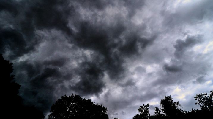 Schweres Unwetter zieht über Essen Ein Unwetter mit vereinzelten Sturmböen, Gewitter und heftigen Starkregen über dem Ruhrgebiet. Essen Nordrhein-Westfalen Deutschland Überruhr *** Severe thunderstorm moves over Essen A storm with isolated squalls, thunderstorms and heavy rain over the Ruhr Essen North Rhine Westphalia Germany Überruhr