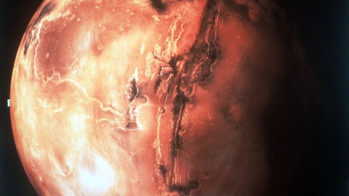 Der "rote Planet" Mars. Das undatierte Computerbild wurde aus Aufnahmen der Viking-Raumsonde zusammengesetzt. Der Mars ist in unserem Sonnensystem der Erde am ähnlichsten, hat aber nur ein Zehntel der Masse und die Hälfte des Umfangs. Er ist von der Erde je nach Stellung der Planeten in ihren Bahnen zwischen 55,8 Millionen und 399,9 Millionen Kilometern entfernt. Die beiden US-"Vikings" waren vor 21 Jahren der letzte irdische Besuch, den der Rote Planet erhalten hat. Von den sechs Expeditionen, die seitdem zum Mars aufgebrochen sind, schlugen vier fehl. Mit dem "Pathfinder" und dem "Mars Global Surveyor", der unseren Nachbarplaneten im September erreicht, soll nun ein neues Kapitel der Erkundung des Planeten beginnen.