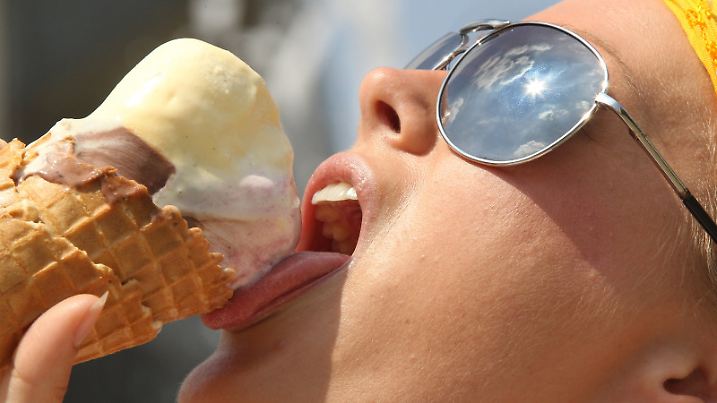 ARCHIV - Genüßlich verspeist diese Berlinerin bei Temperaturen um 34 Grad Celsius am Samstag (03.07.2010) in Berlin ein Speiseeis. Der Sommer steht vor der Tür, und nicht nur Badenixen und Sonnenanbeter können ihn kaum erwarten - auch die Eishersteller hoffen auf möglichst heiße Wochen. «Eis ist ein sehr wetterbezogenes Produkt», betont Marika Klette vom Eis Info Service der industriellen Hersteller. Foto: Wolfgang Kumm dpa/lby (zu dpa-KORR "Klassiker und neue Kreationen: Eishersteller hoffen auf heißen Sommer" vom 12.06.2012) +++(c) dpa - Bildfunk+++