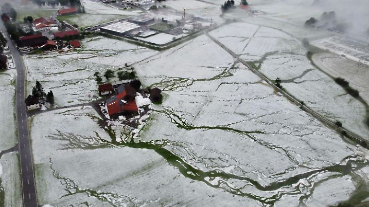 dpatopbilder - 05.06.2022, Bayern, Weiler im Allgäu: Winterlich sieht die Landschaft aus der Vogelperspektive aus, nach dem ein heftiger Hagelschauer niedergegangen ist (Aufnahme mit Drohe). Foto: Davor Knappmeyer/dpa +++ dpa-Bildfunk +++