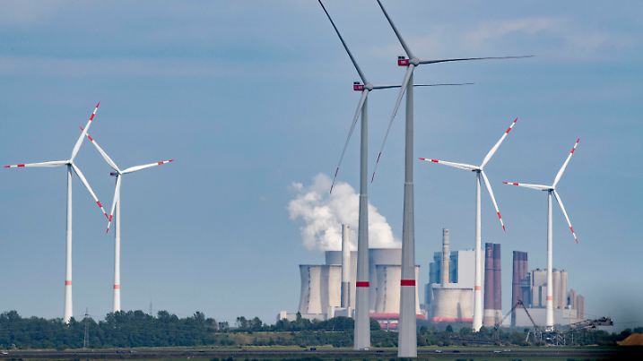 Uebersicht, im Hintergrund Windraeder und das Braunkohle-Kraftwerk Frimmersdorf, Blick in den Braunkohle-Tagebau Garzweiler, am 26.05.2022 Â