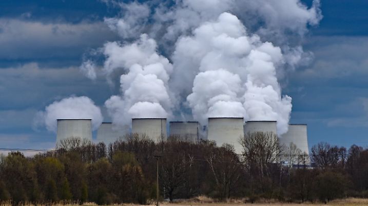 ARCHIV - 05.04.2022, Brandenburg, Jänschwalde: Wasserdampf steigt aus den Kühltürmen des Braunkohlekraftwerks Jänschwalde der Lausitz Energie Bergbau AG (LEAG). (Zu dpa "Kohle wichtigster Energieträger für Stromproduktion") Foto: Patrick Pleul/dpa +++ dpa-Bildfunk +++