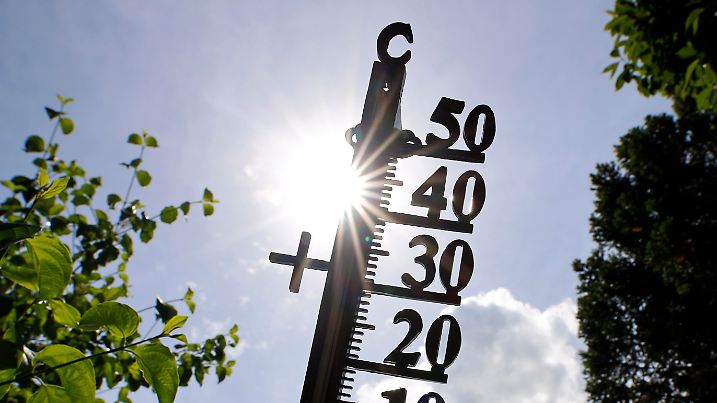 Warme Luft aus dem Mittelmeerraum sorgt für eine Hitzewelle in Deutschland. Das Thermometer kletterte vereinzelt auf sommerliche Temperaturen von über 30 Grad. Der Deutsche Wetterdienst (DWD) erwartet für die kommenden Tage Hitzegewitter. (Themenbild, Symbolbild) Köln, 19.06.2021