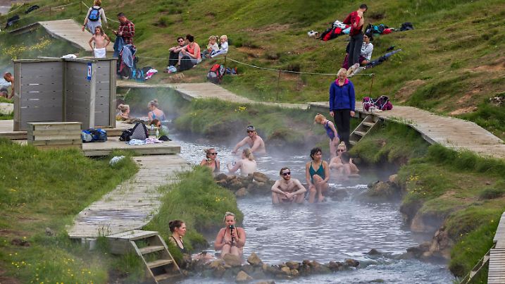 Badende Menschen in den heißen Thermalquellen Reykjadalur, Geothermalgebiet, bei Hveragerdi, Südisland, Island, Europa