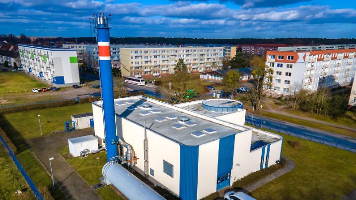 Das älteste deutsche Erdwärmekraftwerk steht vor einem Wohngebiet. (Luftaufnahme mit einer Drohne) Das am 12.11.2003 offiziell ans Netz gegangene Geothermie-Kraftwerk nutzt 97 Grad heißes Tiefenwasser aus der Erdkruste und erzeugt bereits vor zwanzig Jahren jährlich 1.400 Megawattstunden Strom für bis zu 500 Haushalte. (zu dpa: "Raus aus Gas und Öl - Eine Kleinstadt in MV nutzt Wärme aus der Tiefe")
