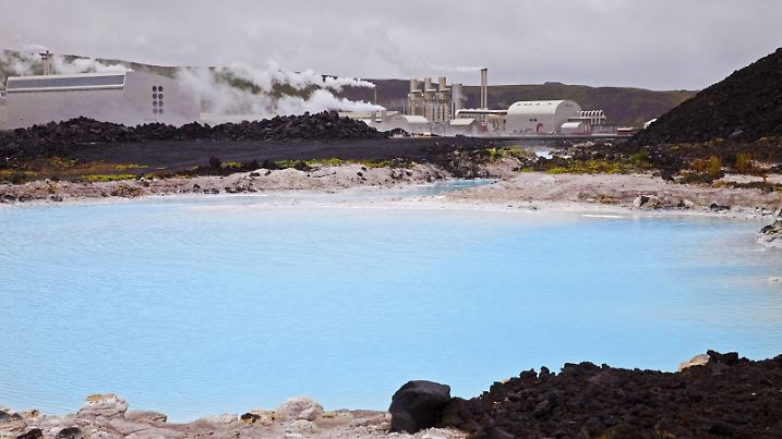 See an der Blauen Lagune mit dem Lavafeld Illahraun und Geothermalkraftwerk Svartsengi , Island, Reykjanes-Halbinsel | lake in lava field Illahraun near the Blue Lagoon and geothermal power station Svartsengi, Iceland, Reykjanes Peninsula