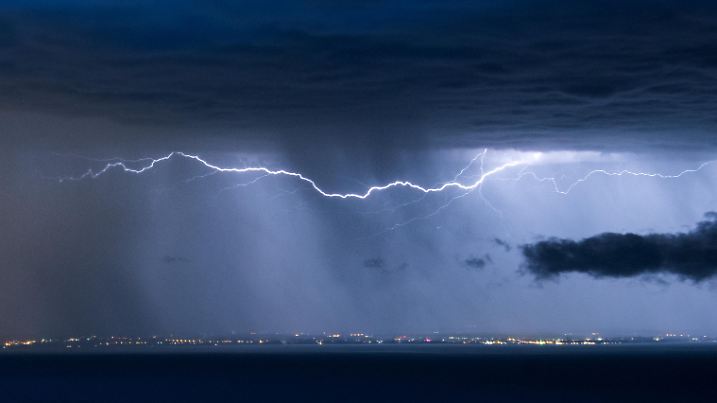 Blitze zucken während eines Gewitters über dem Dreiländereck (Deutschland, Österreich, Schweiz) des Bodensees.