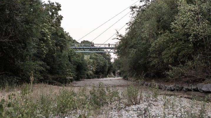 PIEDMONT, ITALY - JUNE 24: A photo shows the dry bed of the Sagone river, left tributary of the Po and the pedestrian bridge that cross it in the municipality of Beinasco, in the province of Turin, Italy on June 24, 2022. Italian government to declare a state of emergency in some regions to restrict the use of water as the country suffers the worst drought in 70 years. Andrea Carrubba / Anadolu Agency