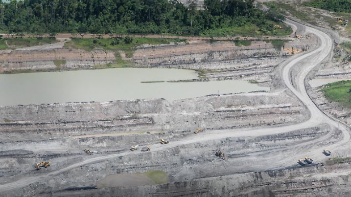Abgeholzte Flaechen im tropischen Regenwald auf Borneo in Indonesien, 13.06.2017. Kohleabbau auf Borneo. Copyright: Ute Grabowsky/ picture alliance/photothek