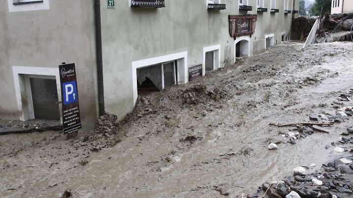 ABD0064_20220629 - TREFFEN - ÖSTERREICH: ZU APA0061 VOM 29.6.2022 - Schwere Unwetter haben in der Nacht auf Mittwoch, 29. Juni 2022, ganze Ortschaften im Bezirk Villach-Land verwüstet. Bäche traten über die Ufer, Muren gingen ab und verschütteten die Häuer teils bis zum ersten Stock. Besonders betroffen war das Gegendtal: In Treffen am Ossiacher See und in der Gemeinde Arriach wurde noch in der Nacht eine Zivilschutzwarnung ausgegeben. Im Bild: Die Situation in Treffen. - FOTO: APA/GERT EGGENBERGER - 20220629_PD1534