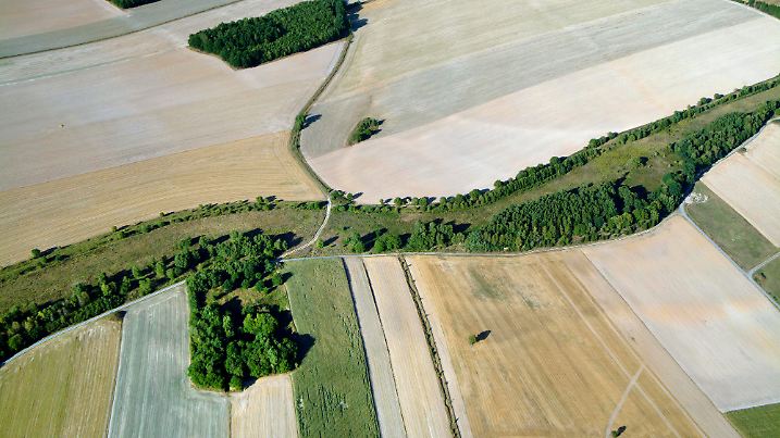Zum dpa-Magazin-Bericht vom 2. November 2015: An dieser Stelle zwischen Bayern und Thüringen sieht die alte Grenze tatsächlich aus wie ein Grünes Band. Heute lassen sich entlang des Streifens zahlreiche Relikte aus der Zeit der deutschen Teilung entdecken. (ACHTUNG - HANDOUT - Nur zur redaktionellen Verwendung im Zusammenhang mit dem genannten Text und nur bei vollständiger Nennung der Quelle. Die Veröffentlichung ist für dpa-Magazin-Bezieher honorarfrei.) Foto: BUND/Klaus Leidorf