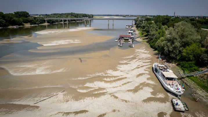 Drone view of the Po River in San Giorgio Piacentino, on June 20, 2022. Parts of the River Po, Italy's longest river and largest reservoir of freshwater for the country, is at risk of drying up during the worst drought in 70 years. (Photo by Manuel Romano/NurPhoto)