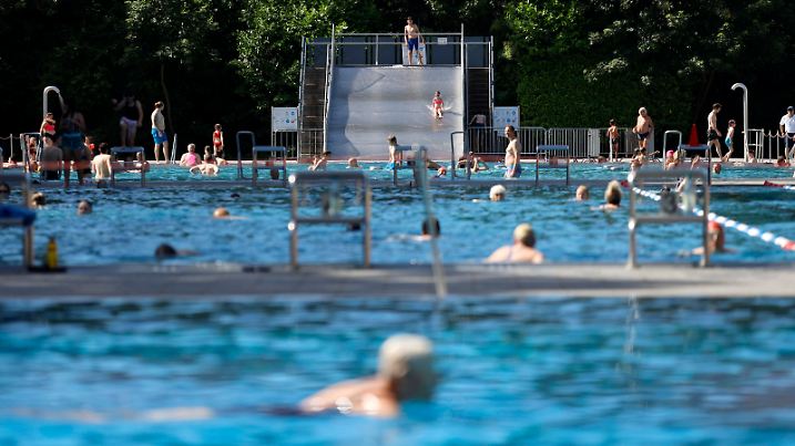 Im Kölner Stadionbad genießen Badegäste den Beginn der Freibad-Saison. Unter Einhaltung der Corona-Regeln dürfen Badgäste einen festen Slot buchen und in dem Zeitraum ohne Maske baden. (Themenbild, Symbolbild) Köln, 19.05.2021