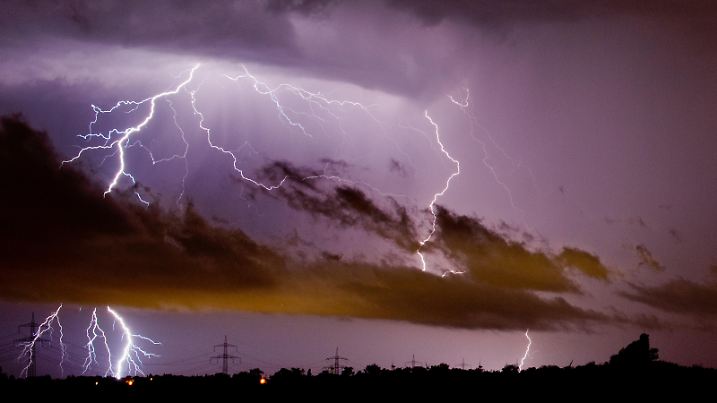dpatopbilder Blitze zucken am 10.06.2014 am Himmel über Algermissen im Landkreis Hildesheim (Niedersachsen). Heftige Gewitter mit Starkregen, Sturmböen und Hagel ziehen über Deutschland hinweg. Foto: Julian Stratenschulte/dpa |