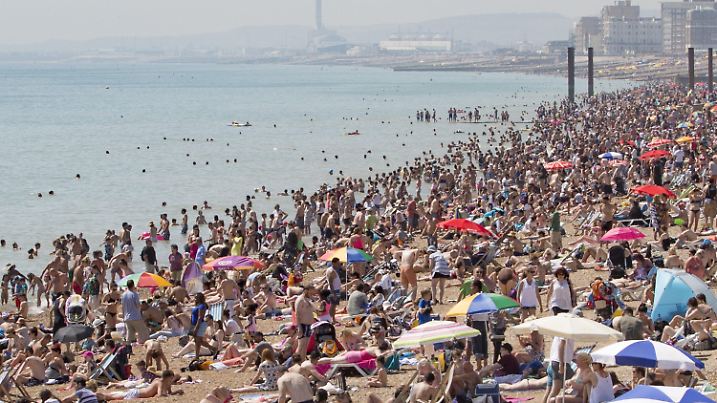 June 18, 2017 - Brighton, East Sussex, United Kingdom - Brighton, UK. Thousands of people enjoy the hot and sunny weather as they take to the beach in Brighton and Hove on the hottest days of the year so far
