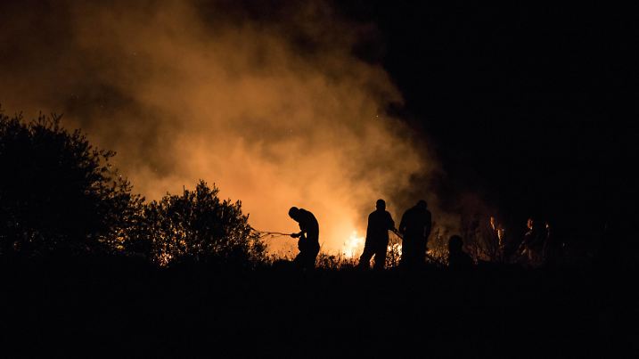 Wildfire In Schisto Korydallou In Athens A sudden wildfire broke out at night at the suburbs of Athens, at Schisto Korydallou. Firefighters and volunteers rush to the spot and put out the fire in Athens, Greece on Tuesday 29, June 2022. Athens Greece PUBLICATIONxNOTxINxFRA Copyright: xKonstantinosxZilosx originalFilename: zilos-notitle220629_np0le.jpg