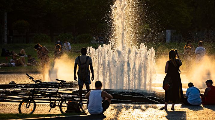 Menschen bei dem Brunnen im Lustgarten auf der Museumsinsel in Berlin am 20. Juli 2022. Am heutigen Tag sind Temperaturen bis 40. Grad erwartet. Hitzewelle in Deutschland *** People at the fountain in the Lustgarten on Museum Island in Berlin on July 20, 2022 Temperatures of up to 40 degrees are expected today Heat wave in Germany 