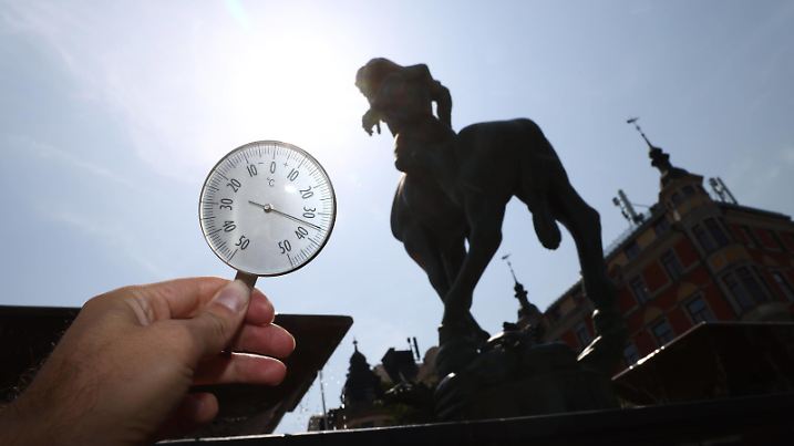  LINKÖPING 20220720 Värmen kommer till Linköping och Sverige pa onsdagen. Solen lyser starkt bakom Folke Filbyter statyn pa Stora Torget i Linköping. Linköping har en temperatur över 30 grader. LINKÖPING SVERIGE x71500x *** LINKÖPING 20220720 The heat comes to Linköping and Sweden on Wednesday The sun shines brightly behind the Folke Filbyter statue on the main square in Linköping Linköping has a temperature above 30 degrees LINKÖPING SWEDEN x71500x PUBLICATIONxNOTxINxDENxNORxSWExFIN Copyright: xJeppexGustafssonx/xTTx VÄRMEN KOMMER