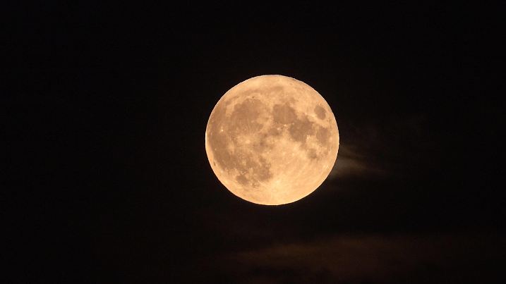 Der Supermond über Dernau vom Aussichtspunkt Schönste Aussicht am Vorabend zum Jahrestag der Flutkatastrophe vom 14.07.2021 Die Region befindet sich weiterhin im Wiederaufbau. In zahlreichen Ecken sind weiterhin eindeutige Spuren der Zerstörung zu finden 13.07.2022 Ahrweiler Dernau Rheinland-Pfalz Deutschland *** The supermoon over Dernau from the vantage point Beautiful view on the eve of the anniversary of the flood disaster of 14 07 2021 The region is still in the process of reconstruction In numerous corners are still clear traces of destruction 13 07 2022 Ahrweiler Dernau Rhineland Palatinate Germany
