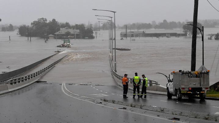 FLOODING NSW, NSW Fire and Rescue look on as the Windsor Bridge is submerged under floodwater from the swollen Hawkesbury River, in Windsor, north west of Sydney, Monday, July 4, 2022. NSW residents are bracing for more heavy rain and flooding as dangerous downpours continue overnight. ACHTUNG: NUR REDAKTIONELLE NUTZUNG, KEINE ARCHIVIERUNG UND KEINE BUCHNUTZUNG SYDNEY NSW AUSTRALIA PUBLICATIONxINxGERxSUIxAUTxONLY Copyright: xBIANCAxDExMARCHIx 20220704001676087009
