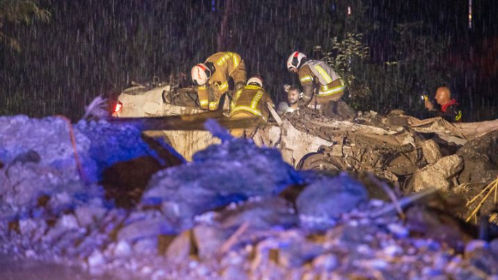 ID 624 Katastrophale Unwetter im Stubaital Katastrophale Unwetter zogen am Abend über Tirol hinweg. Besonders dramatisch war die Lage bei Neustift im Stubaital. In Höhe der Ortschaft Medraz auf der L 183 gingen gleich mehrere Muren ab. In Höhe der Industriezone A spielten sich am Abend dramatische Situationen ab. Eine Mure riss eine Brücke fast ab, erfasste ein PKW. Das Fahrzeug wurde mehrere Meter mitgerissen und von einer Mure verschüttet. Die Feuerwehr aus der Umgebung waren im Großeinsatz. Es galt die Mure vom Fahrzeug zu entfernen und mit hydraulischem Gerät die Insassen zu befreien. Der Lenker des Fahrzeuges musste reanimiert werden. Selbst die Notärztin versank im Schlamm, gelangte kaum zu den Patienten. Erst nach einer Stu