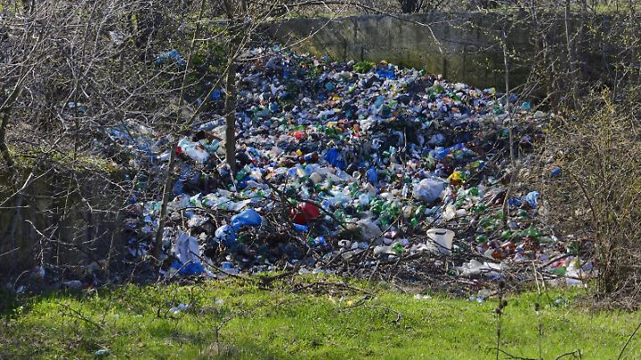 Wilde Muellkippe in einem Wald, Rumaenien, Karpaten, Kreuzburg an der Bistritz waste in a forest, Romania, Karpaten, Kreuzburg an der Bistritz BLWS412835 Copyright: xblickwinkel/B.xTrappx

wild Muellkippe in a Forest Romania Carpathians Kreuzburg to the  Waste in a Forest Romania Carpathians Kreuzburg to the   Copyright xblickwinkel B