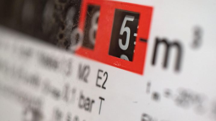 ARCHIV - 24.02.2022, Baden-Württemberg, Stuttgart: Ein Gaszähler zeigt den Verbrauch eines Mehrfamilienhauses an. Vielerorts wird nun Energie gespart als Folge gedrosselter und verteuerter Erdgaslieferungen aus Russland - (zu dpa «Weniger Wärme und warmes Wasser - Kommunen sparen Energie») Foto: Marijan Murat/dpa +++ dpa-Bildfunk +++