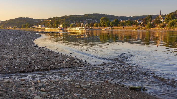 Die Ahrmündung in Sinzig, nahe Remagen am Rhein. Ein Jahr nach der Flutkatastrophe im Ahrtal zeigt sich an der Ahr ein erstaunlicher Gegensatz. Aufgrund der anhaltenden Hitze und Trockenheit am bislang heißesten Tag des Jahres in Deutschland ist die Ahr 30cm breit, bevor sie in den Rhein mündet. 19.07.2022 Sinzig Ahrmündung Rheinland-Pfalz Deutschland *** The mouth of the river Ahr in Sinzig, near Remagen on the Rhine One year after the flood disaster in the Ahr valley, the river Ahr shows an astonishing contrast Due to the persistent heat and drought on the hottest day of the year so far in Germany, the river Ahr is 30cm wide before it flows into the Rhine 19 07 2022 Sinzig Ahrmündung Rheinland Pfalz Germany