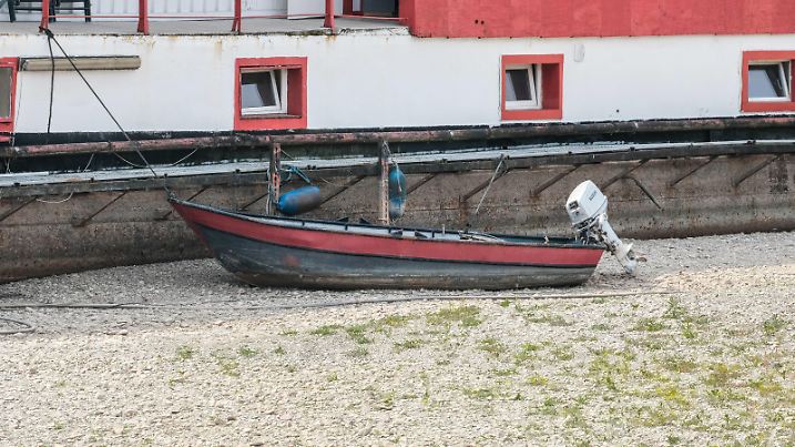 Düsseldorf 20.07.2022 Hausboot Bootshaus Bottke Niedrigwasser Regen fehlt niedriger Wasserstand Rhein bei Volmerswerth Gewässer Rheinpegel Wasserpegel Trockenperiode Trockenheit Wasservorräte Grundwasser Wassermangel Trinkwasser Wasserstand Regenmangel Klimawandel Handelsschiff Rheinschiff Rheinschiffer Transportschiff Frachtschiff Frachter Frachtgut Stückgut Containerschiff Container Frachtcontainer Düsseldorf Nordrhein-Westfalen Deutschland *** Düsseldorf 20 07 2022 houseboat boathouse Bottke low water rain missing low water level Rhine near Volmerswerth water body Rhine level water level dry period drought water supply ground water water shortage drinking water water level rain shortage climate change merchant ship Rhine ship Rh