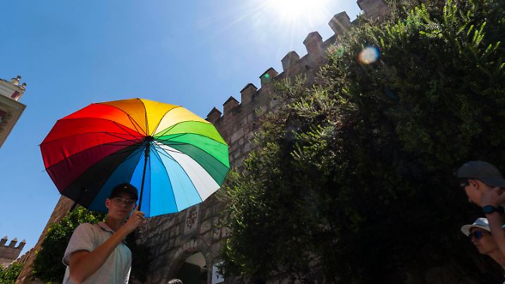 July 20, 2022, Seville, Andalusia, Spain: The heat wave which has affected Spain since last week has ended, at least in theory, according to the Spanish metereological agency, AEMET. The extreme heat episode officially ended this Tuesday but a new one will begin betwen Wednesday and Thursday. According to AEMET, this heat wave is in the top 3 in terms lenght and could be the most instense since records. A man protects himself againts the sun using an umbrella in the Alcazar of Seville. Seville Spain - ZUMAg252 20220720_zip_g252_003 Copyright: xAngelxGarciax