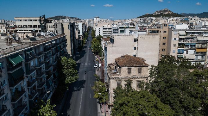 ARCHIV - 11.08.2018, Griechenland, Athen: In Athen sind die Straßen wie leer gefegt, weil die Bewohner die Stadt für ihren Urlaub verlassen. Leere Straßen sind ein bekanntes Phänomen in Griechenlands Städten im August. Viele stöhnen, wenn es mal heiß ist. In großen Metropolen sind Leute hitzeerfahrener. (zu dpa "Katar bis Kalifornien: Wie heiße Metropolen mit Hitze umgehen") Foto: Lefteris Partsalis/XinHua/dpa +++ dpa-Bildfunk +++